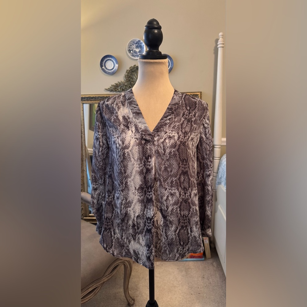 Vince Camuto Black & Gray Snakeskin V Neck Long Sleeve Blouse, XS, NWTS
